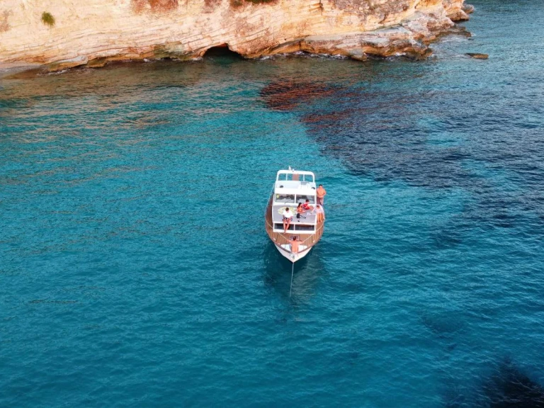Hire Motorboat with or without skipper Chris Craft Lefkímmi