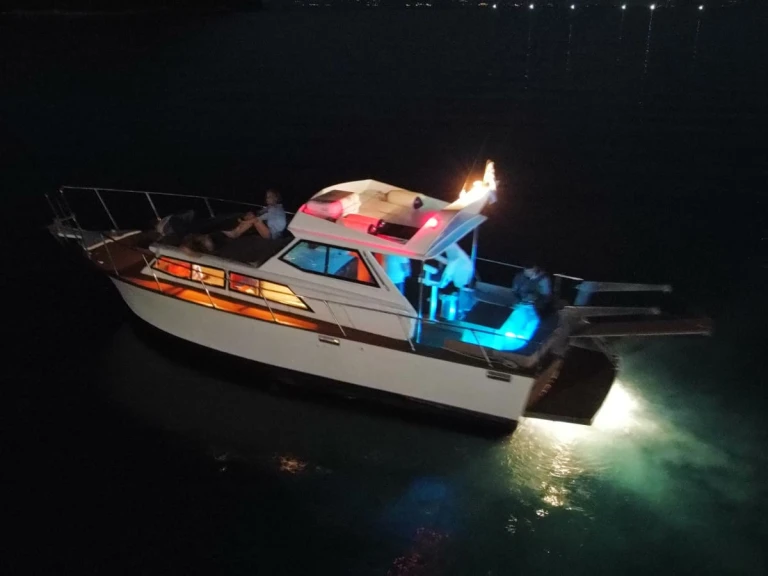 Hire Motorboat Chris Craft with a boat licence