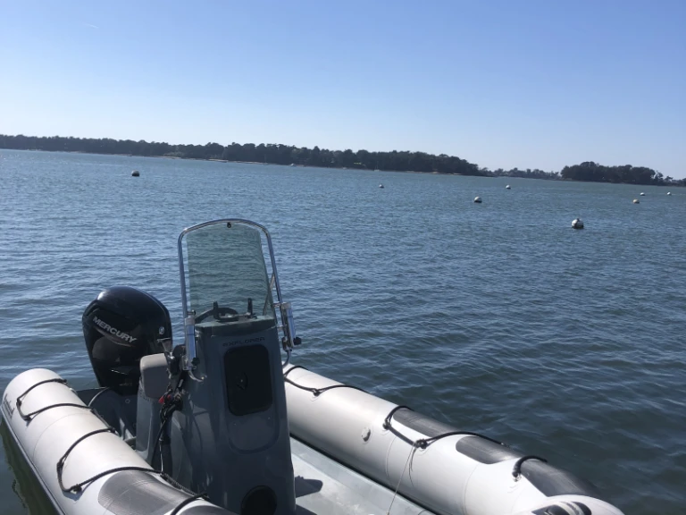 Charter a Bombard Explorer 550 in Larmor-Baden on Samboat