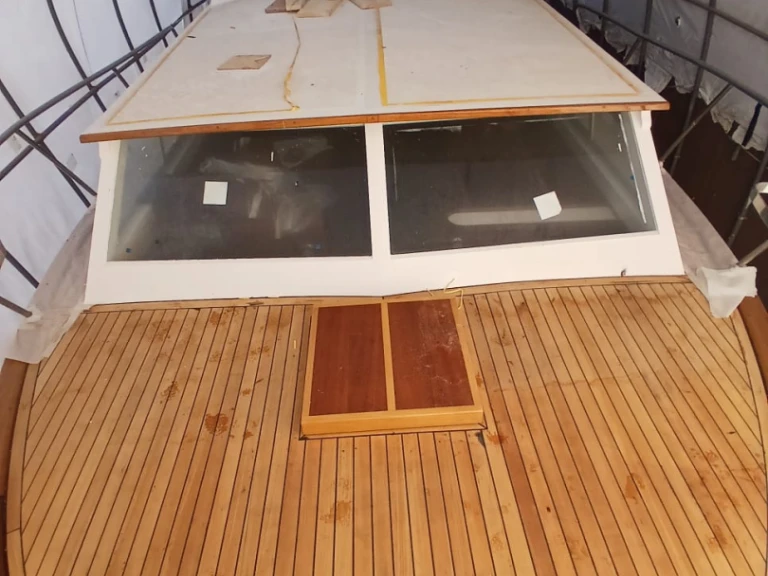 Cris-Craft Chris-Craft Classic 30 charter bareboat or skippered in  Mahón