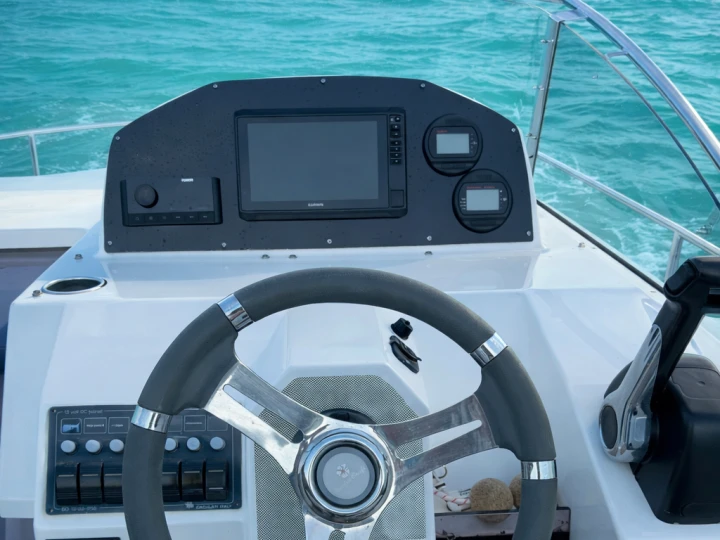 Motorboat hire in Mandelieu-la-Napoule - Pacific Craft Pacific Craft 730 SC