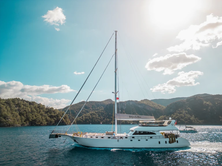 Hire Luxury Yacht  with a boat licence