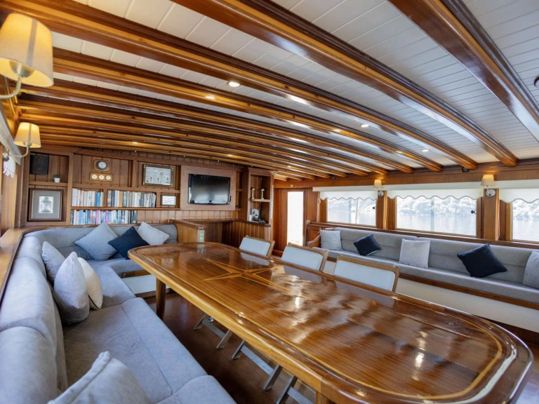 Luxury Yacht to hire Athens at the best price