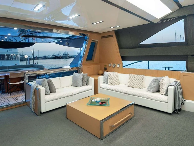 Hire Luxury Yacht Riva with a boat licence