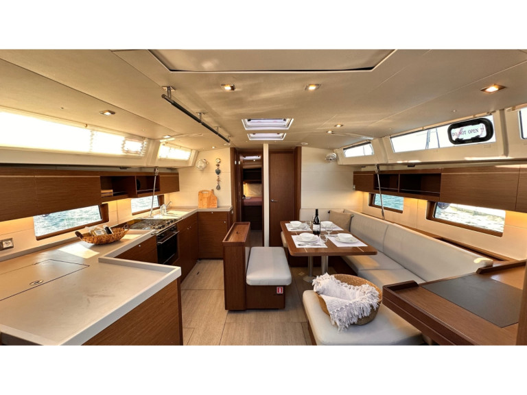 Charter a Bénéteau Oceanis 46.1 in Plataniás on Samboat