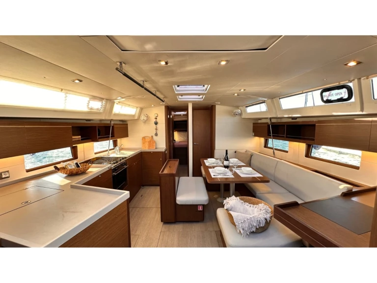 Charter a Bénéteau Oceanis 46.1 in Plataniás on Samboat