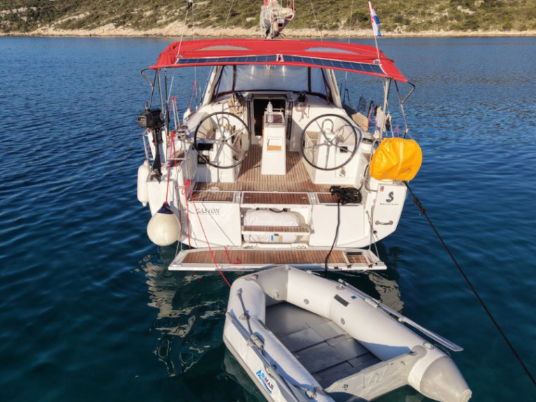Charter a Bénéteau Oceanis 35 in Split on Samboat