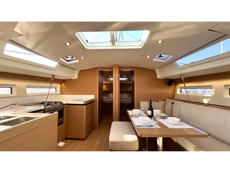 Hire Sailboat Jeanneau with a boat licence