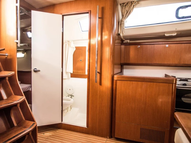 Sailboat hire in Sithonia - Bénéteau Oceanis 43