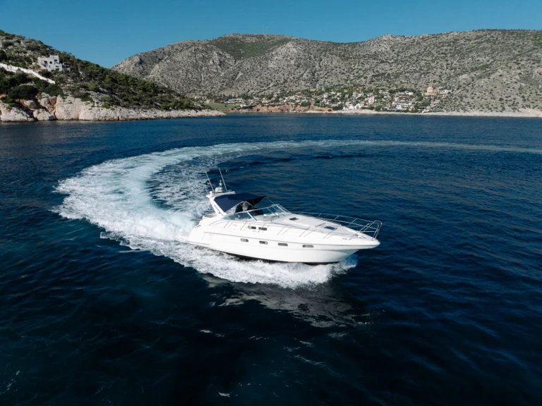 Hire Motorboat Sealine with a boat licence