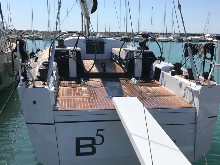 Hire Sailboat Vismara with a boat licence