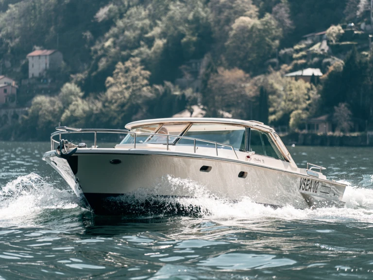Charter a Colombo Superindios 31 in Como (City) on Samboat