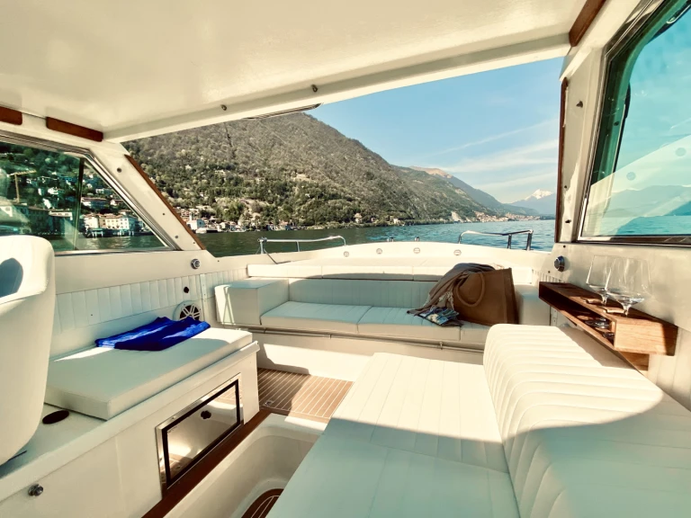 Hire Motorboat Colombo with a boat licence