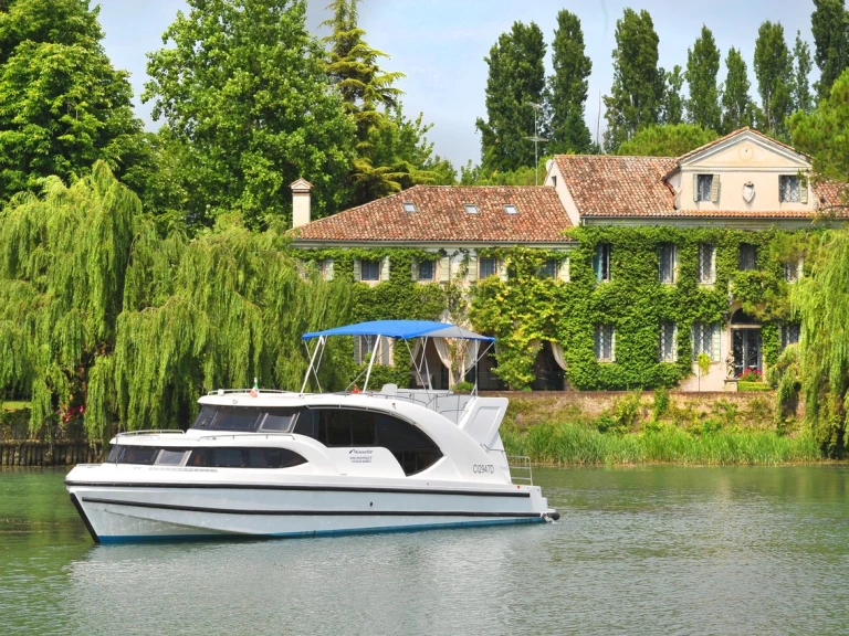 Hire Luxury Yacht Houseboat Holidays Italia S.R.L. with a boat licence