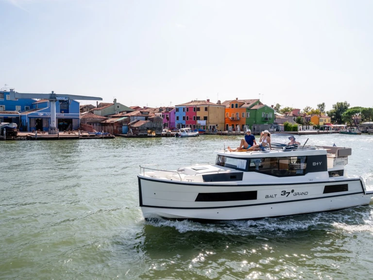 Hire Luxury Yacht Balt-Yacht with a boat licence