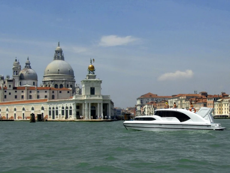 Charter a Houseboat Holidays Italia S.R.L. Minuetto 6 in Casale sul Sile on Samboat