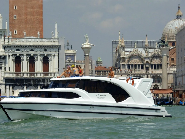 Hire Luxury Yacht with or without skipper Houseboat Holidays Italia S.R.L. Casale sul Sile