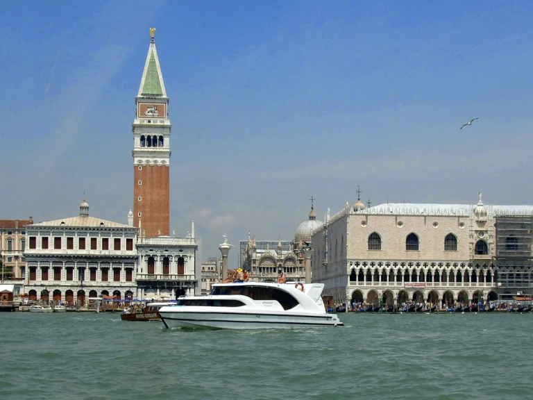 Hire Luxury Yacht with or without skipper Houseboat Holidays Italia S.R.L. Casale sul Sile
