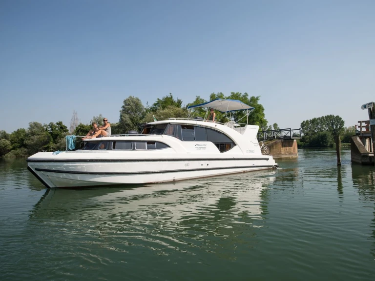 Hire Luxury Yacht Houseboat Holidays Italia S.R.L. with a boat licence