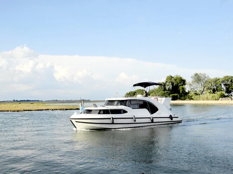 Houseboat Holidays Italia S.R.L. Minuetto 6 charter bareboat or skippered in  Casale sul Sile