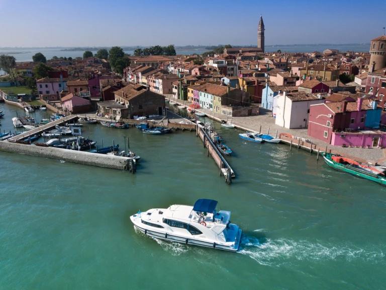 Hire Luxury Yacht Houseboat Holidays Italia S.R.L. with a boat licence