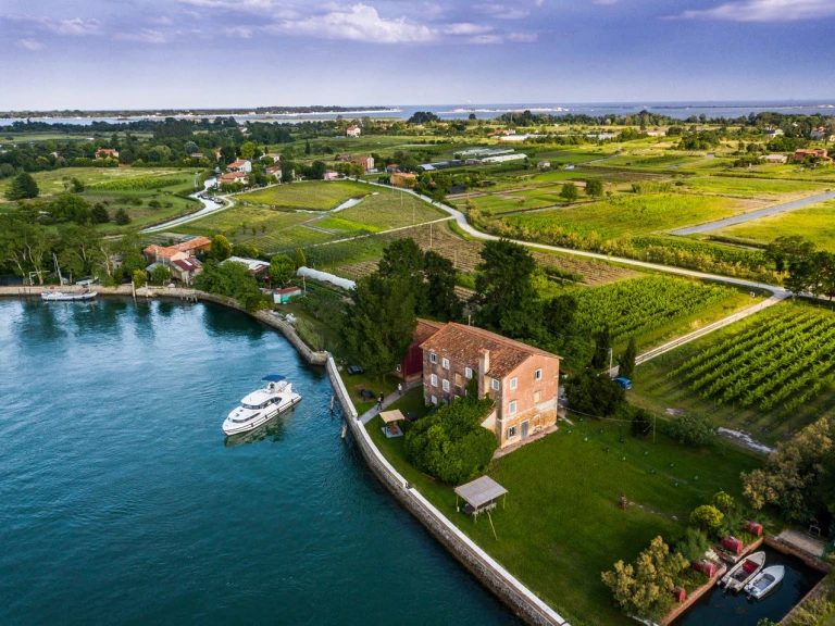 Luxury Yacht to hire Casale sul Sile at the best price