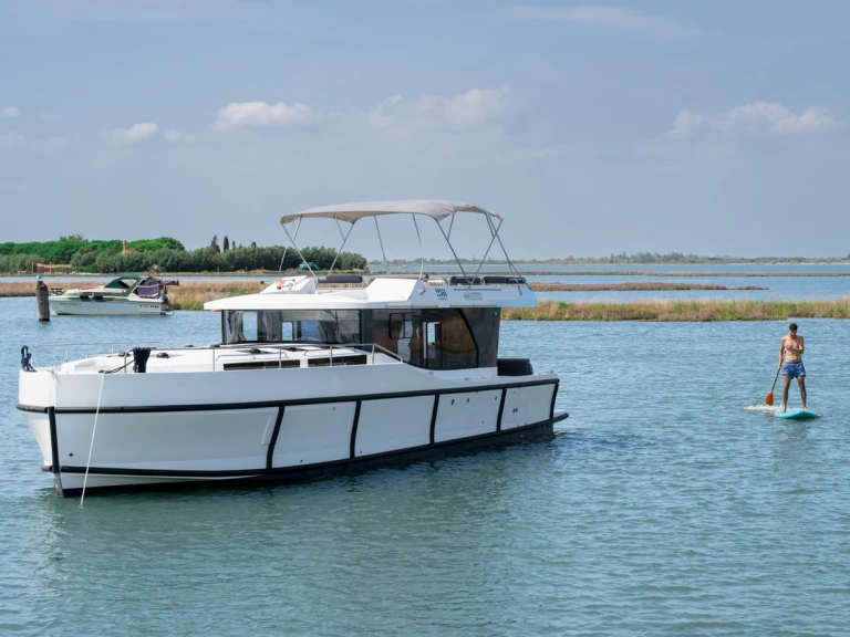 Charter a Delphia Poseidon 45 in Casale sul Sile on Samboat
