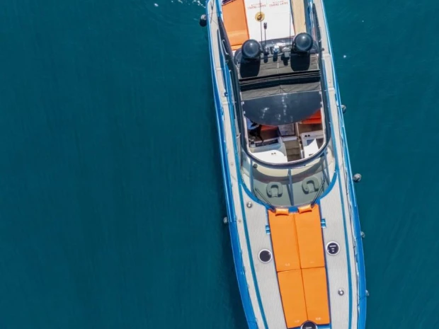 Hire Motorboat Sunseeker with a boat licence