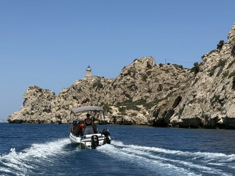Motorboat to hire Kórinthos at the best price