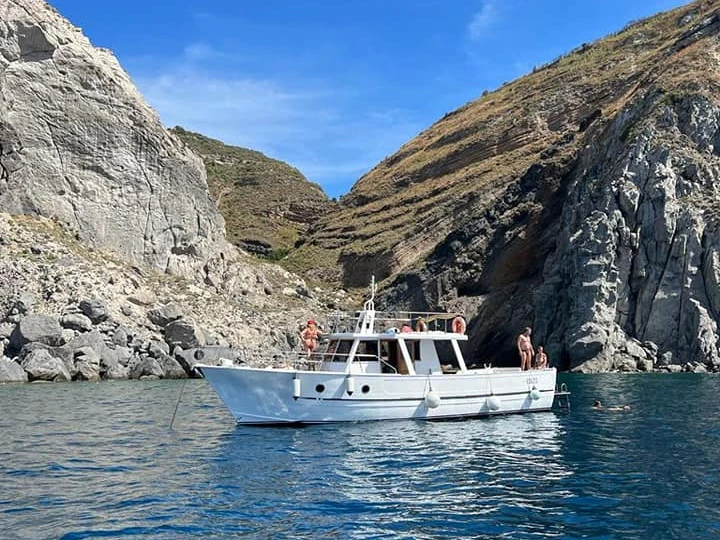 Charter a Custom Gozzo42 in Porto di Forio on Samboat