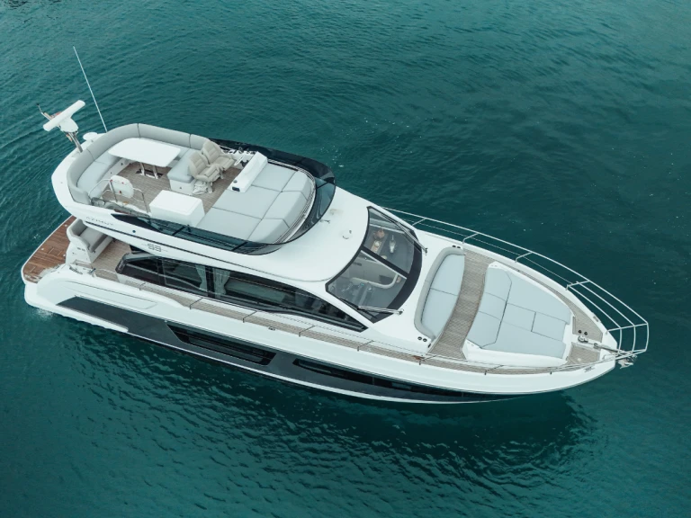 Charter a Azimut Azimut 53 Fly in Palma de Mallorca on Samboat