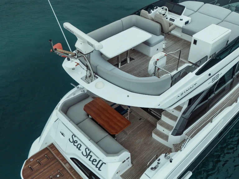 Hire Motorboat Azimut with a boat licence