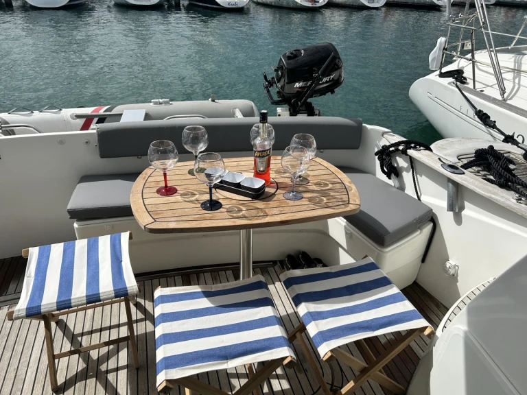 Hire Luxury Yacht Bénéteau with a boat licence