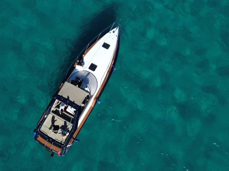 Hire Motorboat Sunseeker with a boat licence