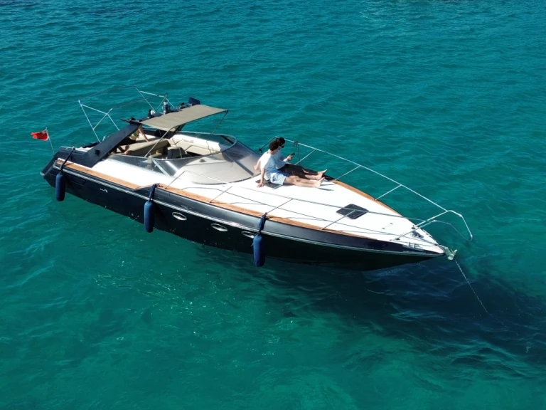 Hire Motorboat Sunseeker with a boat licence