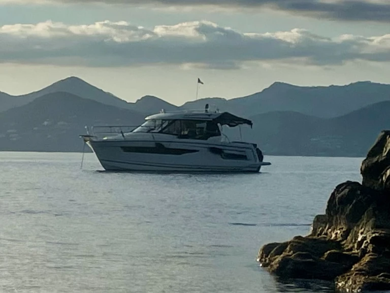 Charter a Jeanneau Merry Fisher 895 Cruiser in Mandelieu-la-Napoule on Samboat
