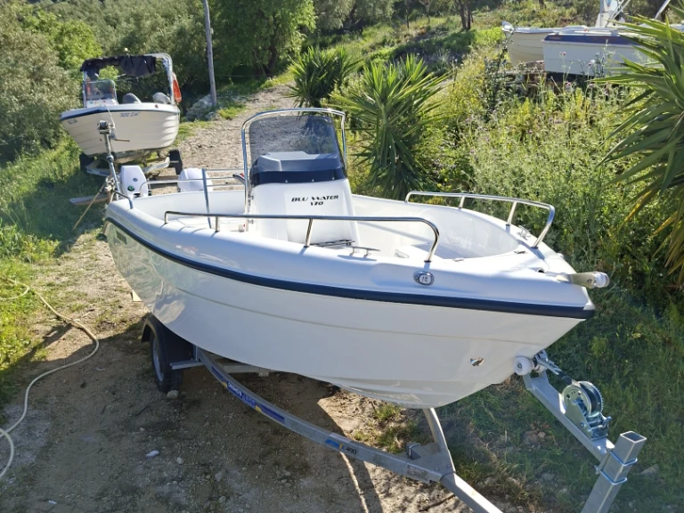 Motorboat to hire Keri at the best price