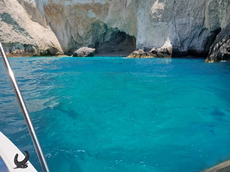 Yacht charter Keri - Poseidon Blu Water 170 on SamBoat