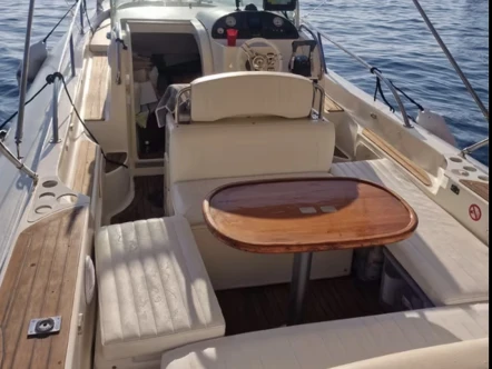 Charter a Capelli Tempest 900 Cabine in Naples on Samboat
