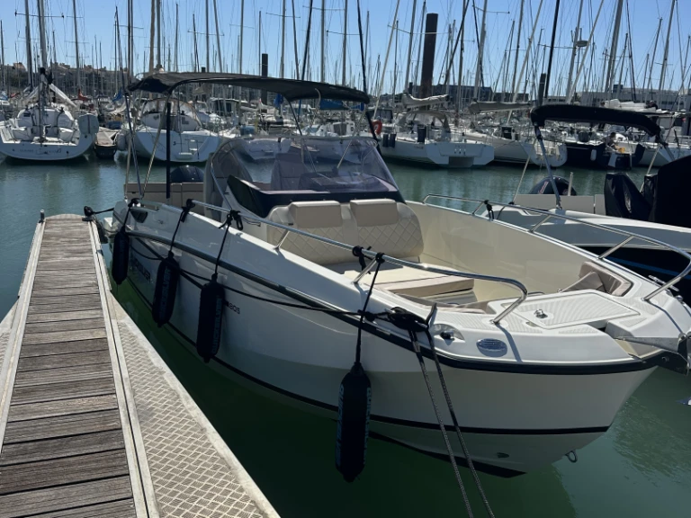 Charter a Quicksilver Quicksilver 805 Open in Port des Minimes on Samboat