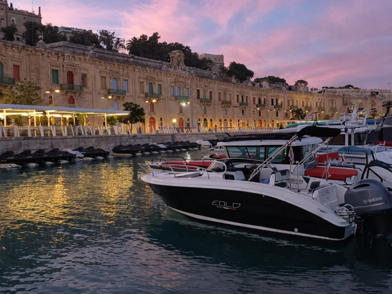 Motorboat to hire Qawra at the best price