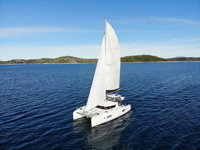 Hire Catamaran Lagoon with a boat licence