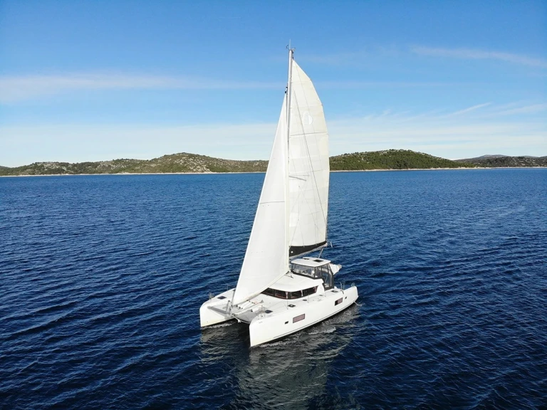 Hire Catamaran Lagoon with a boat licence