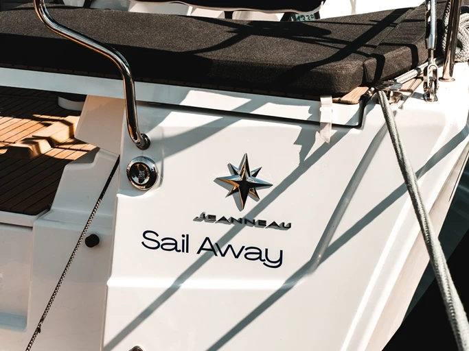 Hire Sailboat Jeanneau with a boat licence