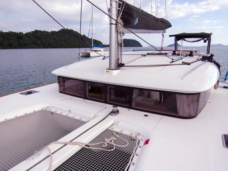 Yacht hire Mai Khao cheap Lagoon 400 S2