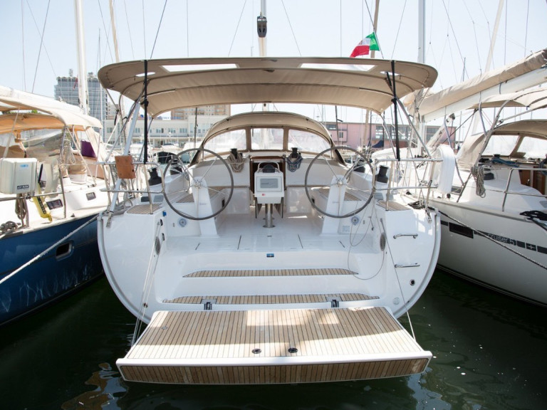 Sailboat to hire Portisco at the best price