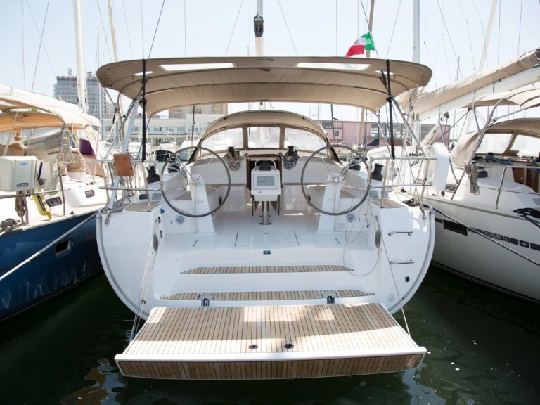 Sailboat to hire Portisco at the best price