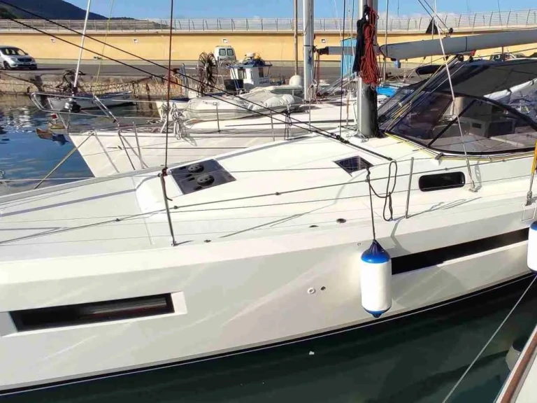 Hire Sailboat Jeanneau with a boat licence