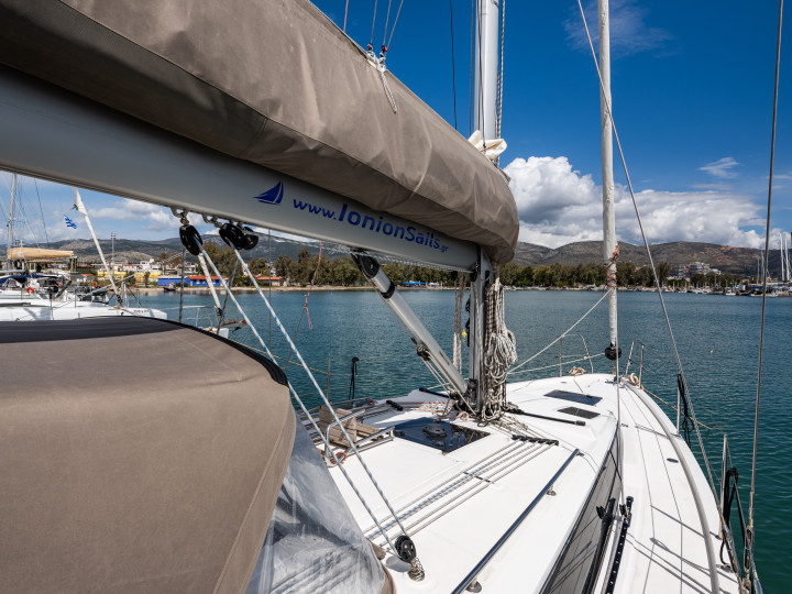 Hire a Bavaria Bavaria C38 Néa Péramos