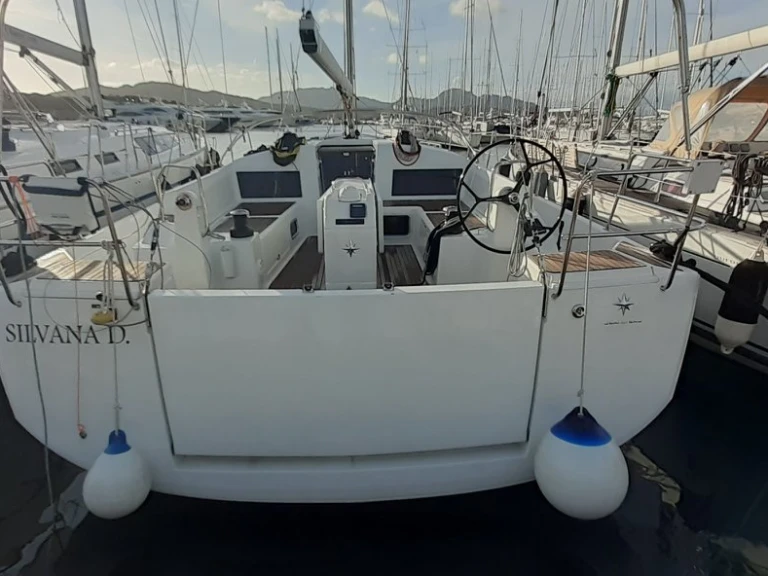 Hire Sailboat Jeanneau with a boat licence